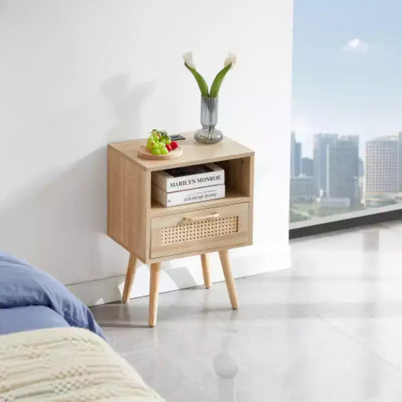 Table d'appoint en rotin de 15,75 pouces avec prise de courant et ports USB, table de chevet moderne avec tiroir et pieds en bois massif, table d'appoint pour salon, chambre, naturelle