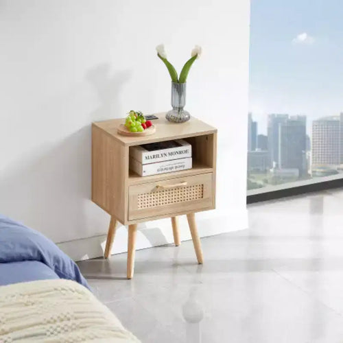 Table d'appoint en rotin de 15,75 pouces avec prise de courant et ports USB, table de chevet moderne avec tiroir et pieds en bois massif, table d'appoint pour salon, chambre, naturelle