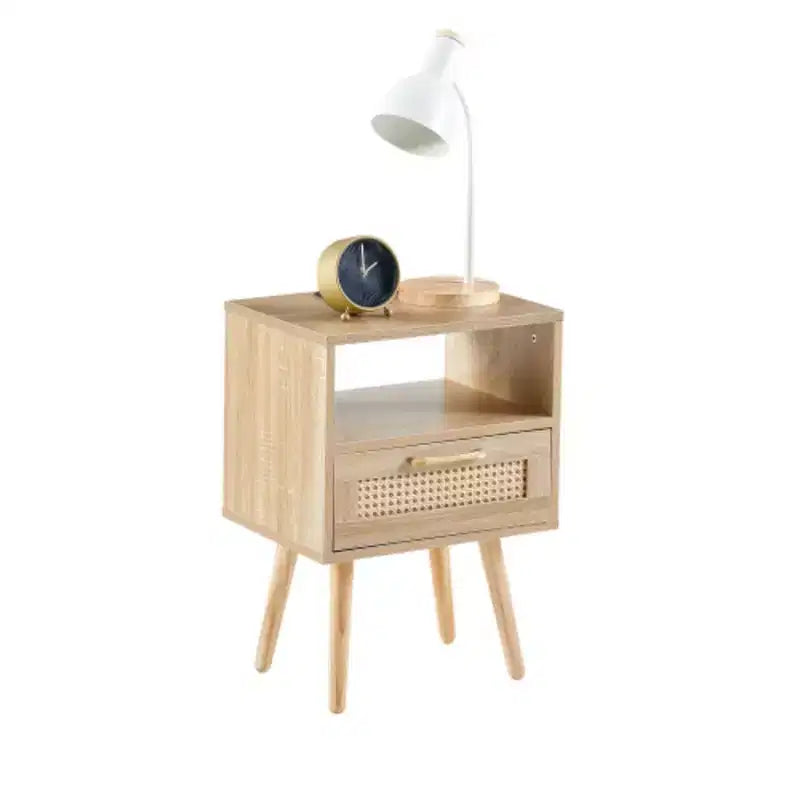 Table d'appoint en rotin de 15,75 pouces avec prise de courant et ports USB, table de chevet moderne avec tiroir et pieds en bois massif, table d'appoint pour salon, chambre, naturelle