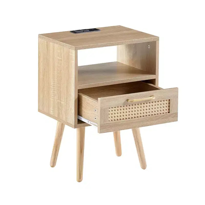 Table d'appoint en rotin de 15,75 pouces avec prise de courant et ports USB, table de chevet moderne avec tiroir et pieds en bois massif, table d'appoint pour salon, chambre, naturelle