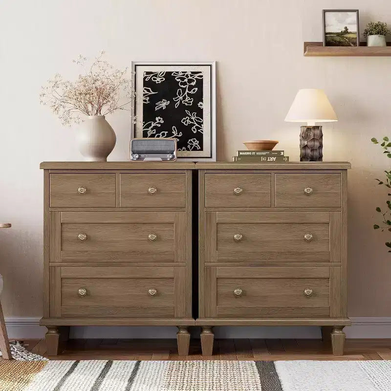 Commode vintage en bois à 4 tiroirs, poignées sculptées et pieds fuselés, grand rangement pour chambre à coucher, marron clair