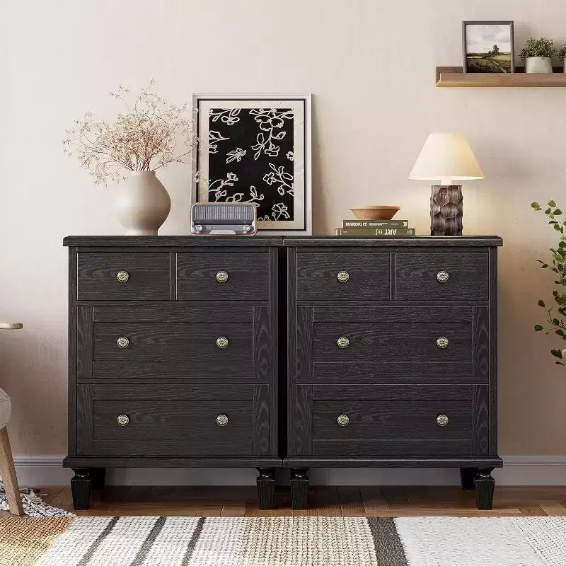 Commode vintage en bois à 4 tiroirs, poignées sculptées et pieds fuselés, grand rangement pour chambre à coucher, marron clair