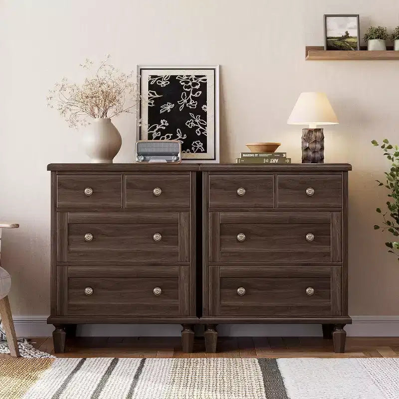 Commode vintage en bois à 4 tiroirs, poignées sculptées et pieds fuselés, grand rangement pour chambre à coucher, marron clair