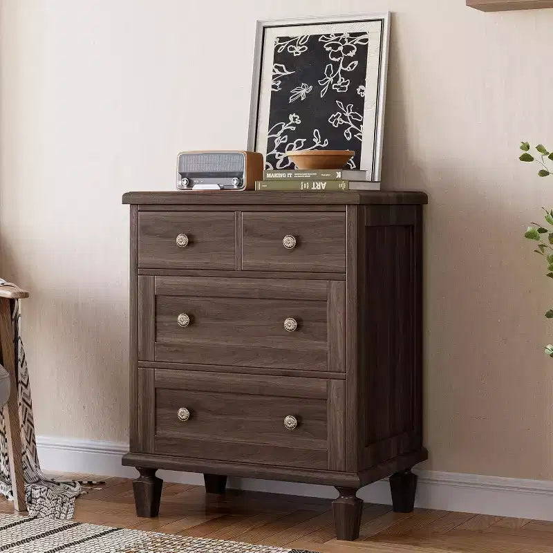 Commode vintage en bois à 4 tiroirs, poignées sculptées et pieds fuselés, grand rangement pour chambre à coucher, marron clair