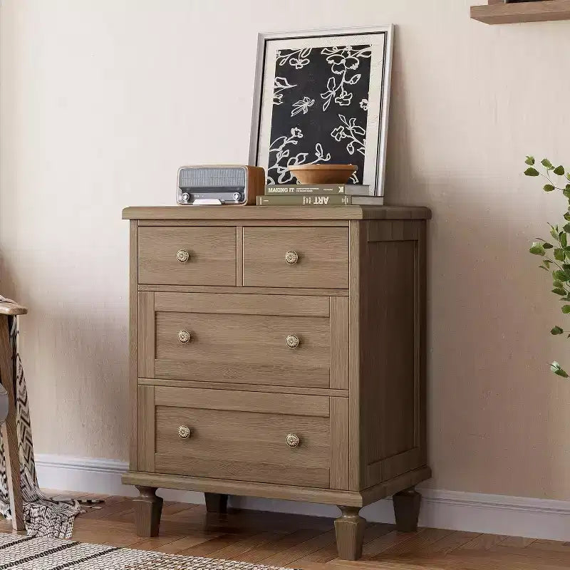Commode vintage en bois à 4 tiroirs, poignées sculptées et pieds fuselés, grand rangement pour chambre à coucher, marron clair